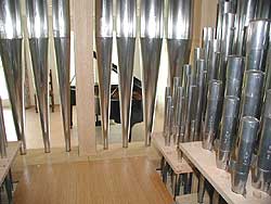 Der Flügel durch das Hauptwerk der Orgel gesehen