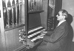 Gaston Litaize an seiner Orgel in Fays (Vogesen)