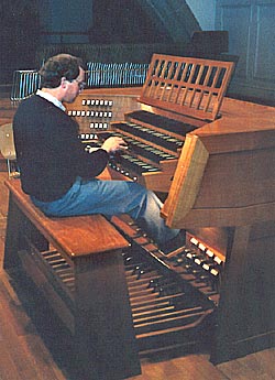 Herbert Baumann am Spieltisch der Orgel in Aarau