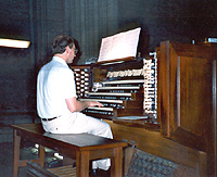 Herbert Baumann an der Orgel der Kathedrale Notre-Dame in Paris