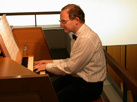 Herbert Baumann an der Orgel der kath. Kirche Suhr AG