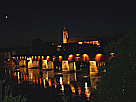 Fridolinsmünster und Holzbrücke bei Nacht