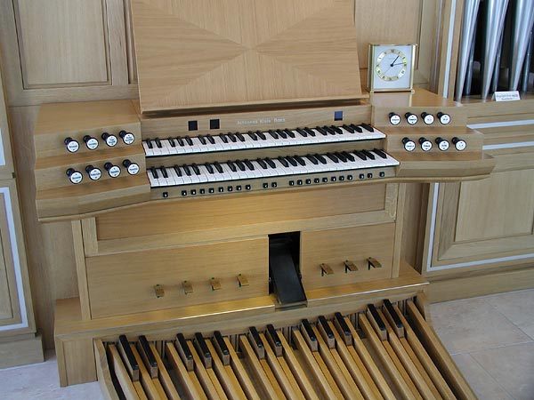 Spieltisch der Klais-Orgel mit 3fach radialem Pedal